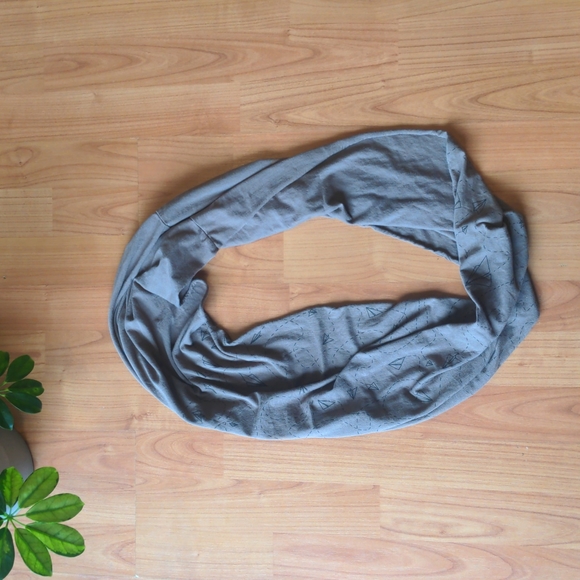 Paper airplane circle scarf - Picture 1 of 3